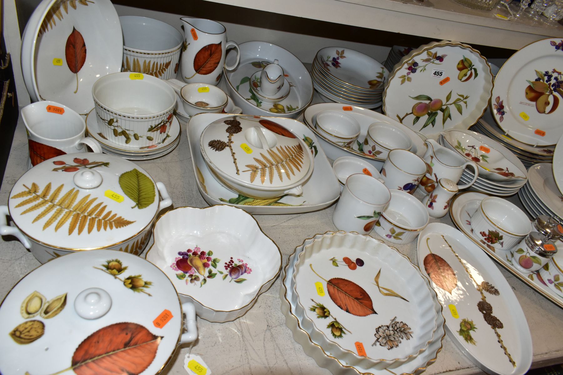 A QUANTITY OF ROYAL WORCESTER 'WILD HARVEST', 'EVESHAM' AND OTHER PATTERNS OVEN TO TABLE WARE, - Image 6 of 13