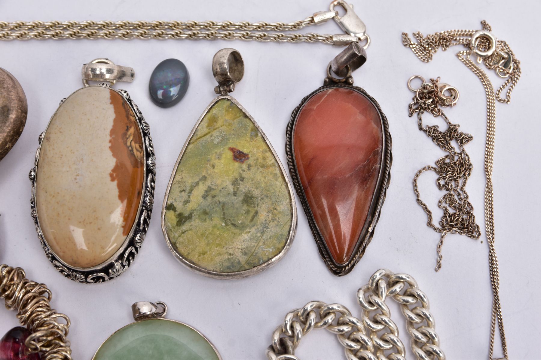 A BAG OF ASSORTED JEWELLERY ITEMS, to include a silver mounted jade pendant, fitted with a tapered - Image 4 of 5