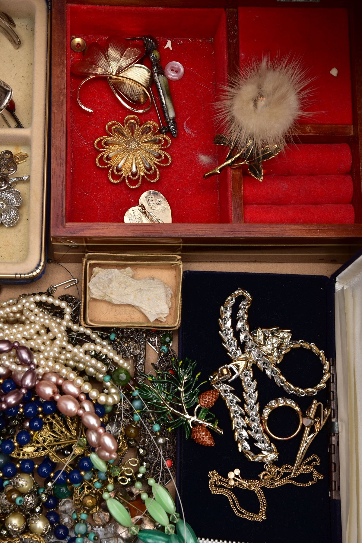 A BOX OF ASSORTED ITEMS, to include a blue velvet jewellery box with contents such as a silver St. - Image 5 of 7