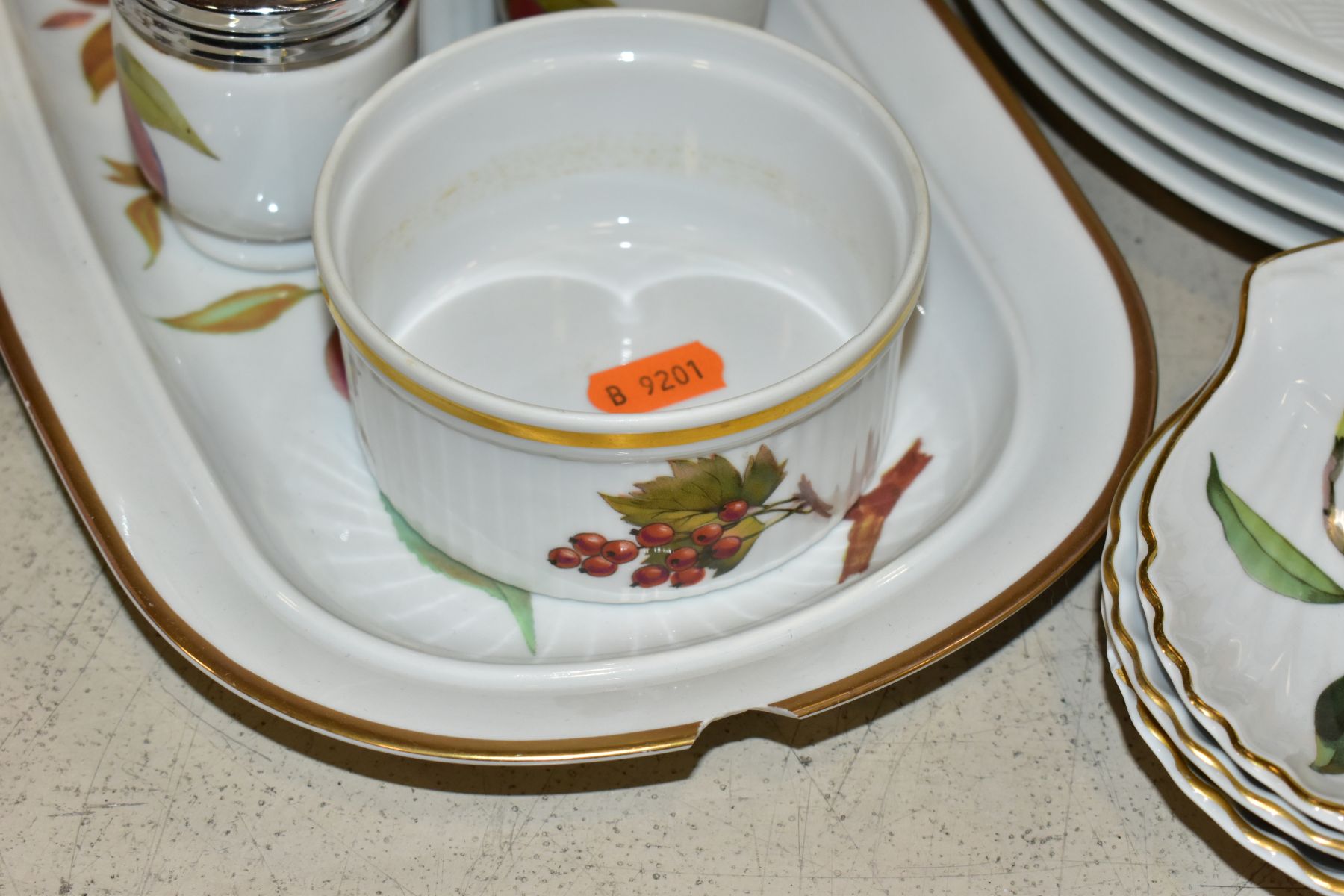 A QUANTITY OF ROYAL WORCESTER 'WILD HARVEST', 'EVESHAM' AND OTHER PATTERNS OVEN TO TABLE WARE, - Image 11 of 13