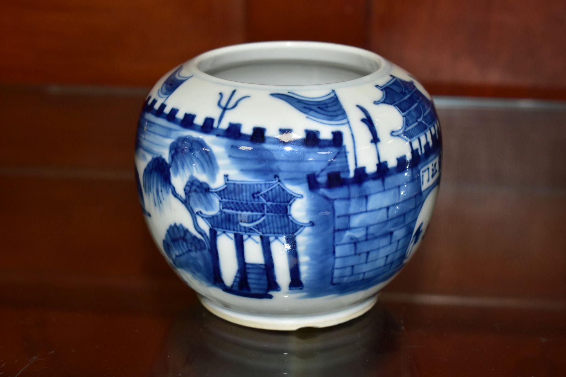 A CHINESE BLUE AND WHITE STORAGE JAR, decorated with figures in an arched doorway to a palace or - Image 2 of 5