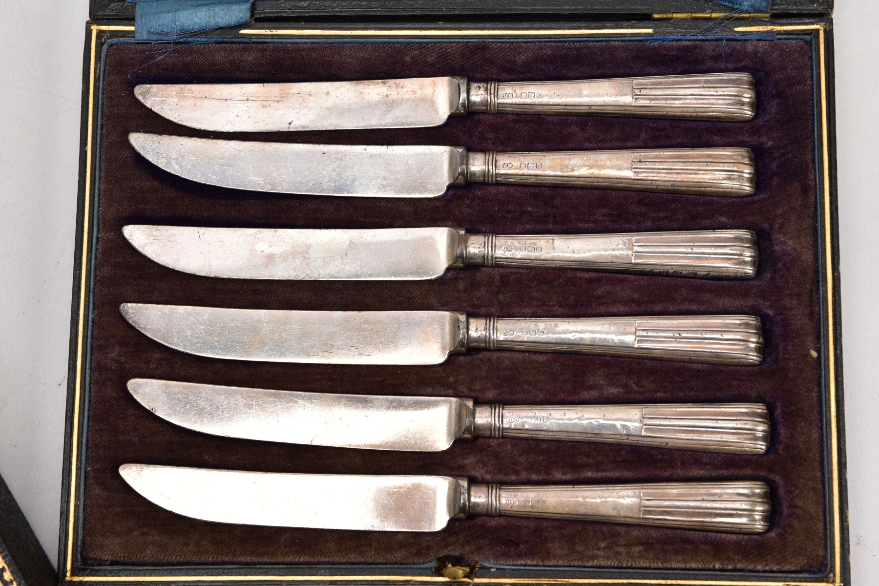 A CASED THREE PIECE SILVER VANITY SET AND A CASED SILVER HANDLED KNIFE SET, the black vanity case - Image 2 of 4