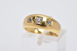 AN EARLY 20TH CENTURY THREE STONE DIAMOND RING, centring on an old cut diamond, total estimated