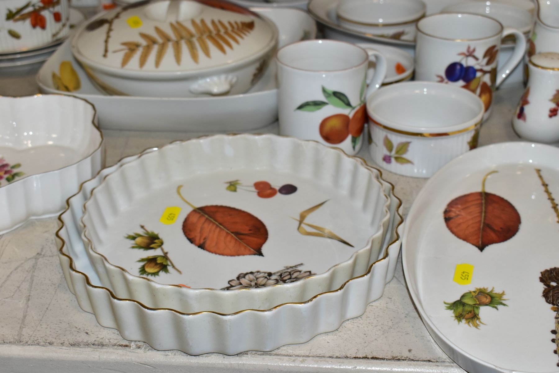 A QUANTITY OF ROYAL WORCESTER 'WILD HARVEST', 'EVESHAM' AND OTHER PATTERNS OVEN TO TABLE WARE, - Image 12 of 13