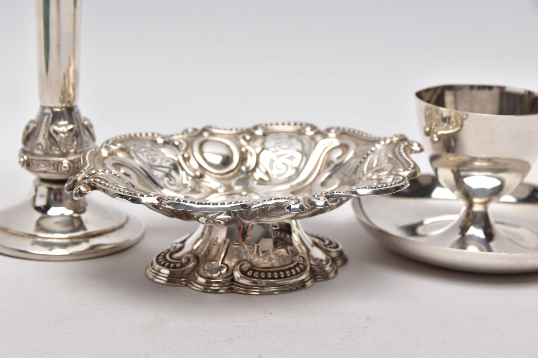 A SILVER EGG CUP, BONBON DISH AND A POSY VASE, the egg cup of a plain polished design fitted on a - Image 4 of 6