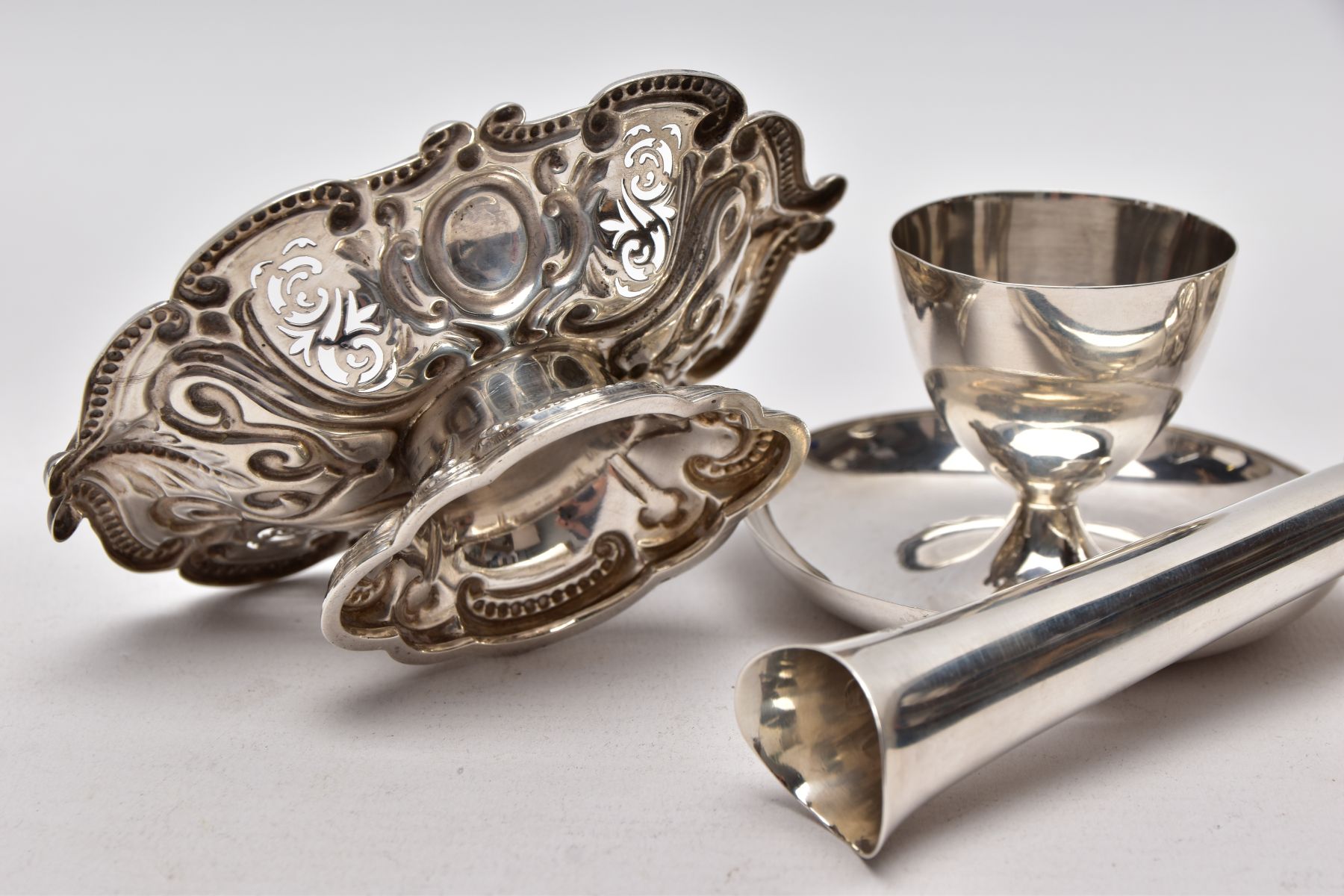 A SILVER EGG CUP, BONBON DISH AND A POSY VASE, the egg cup of a plain polished design fitted on a - Image 5 of 6