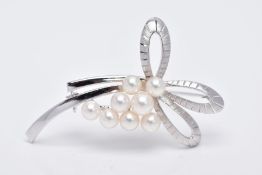 A MIKIMOTO CULTURED PEARL BROOCH, eight cultured pearls set to two arched scroll textured