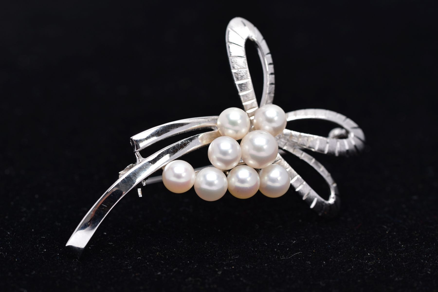 A MIKIMOTO CULTURED PEARL BROOCH, eight cultured pearls set to two arched scroll textured - Image 4 of 6