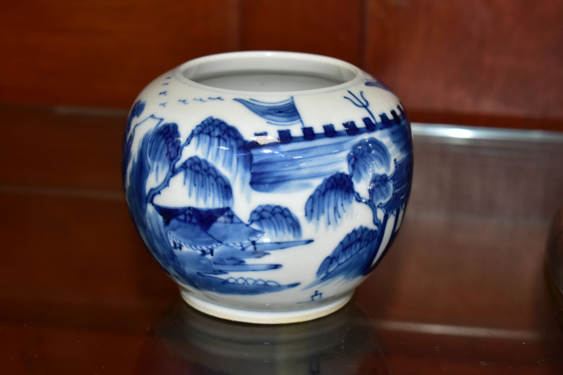 A CHINESE BLUE AND WHITE STORAGE JAR, decorated with figures in an arched doorway to a palace or - Image 3 of 5