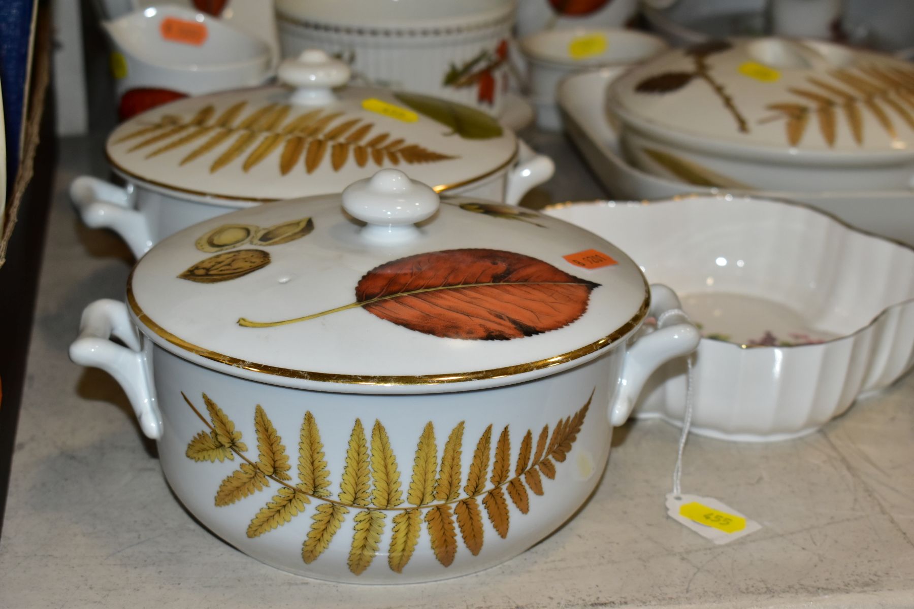 A QUANTITY OF ROYAL WORCESTER 'WILD HARVEST', 'EVESHAM' AND OTHER PATTERNS OVEN TO TABLE WARE, - Image 13 of 13