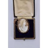 A GOLD CAMEO BROOCH, depicting a maiden in profile, measuring approximately 42mm x 33mm, stamped '