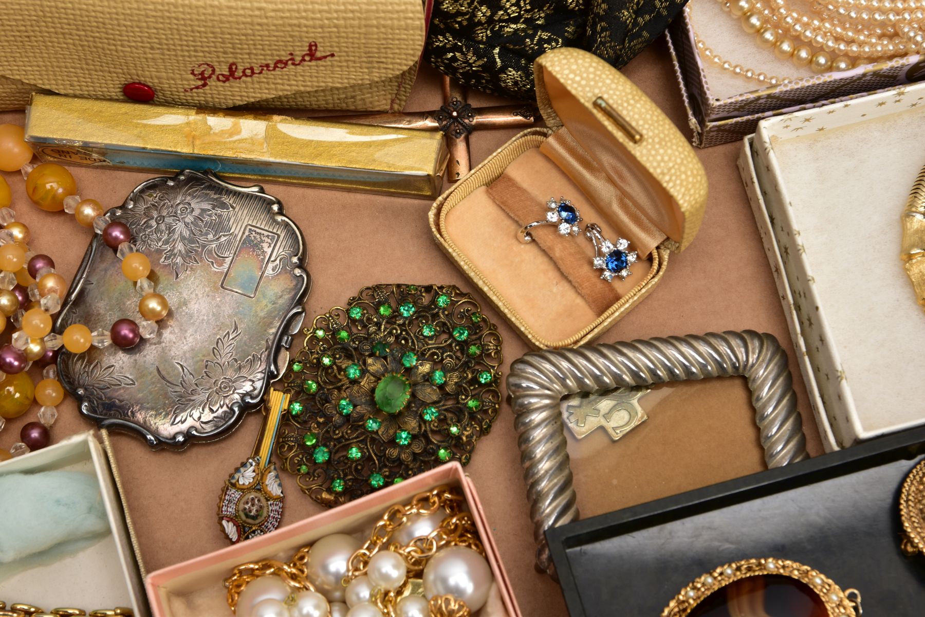 A BOX OF ASSORTED COSTUME JEWELLERY, EVENING GLOVES, AND OTHER ITEMS, to include imitation pearl - Image 8 of 8