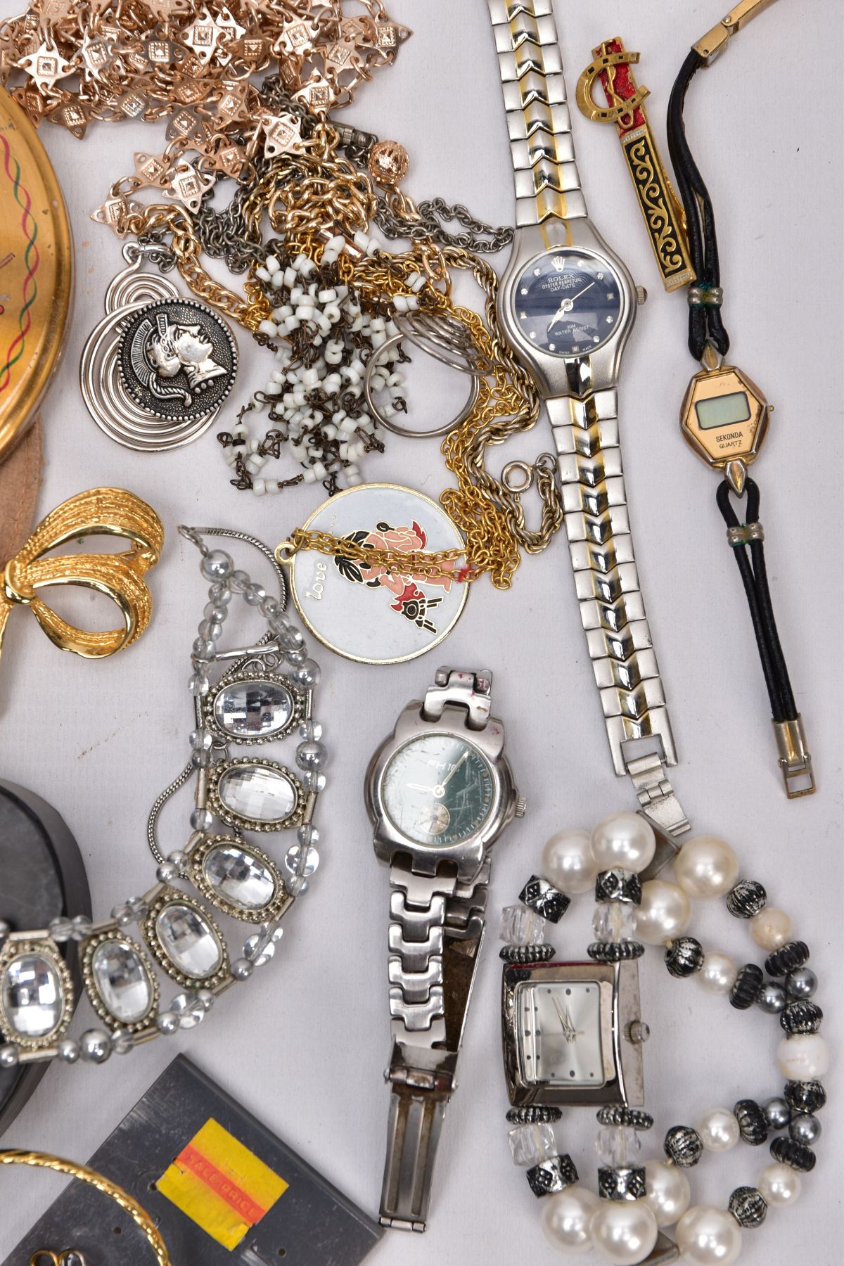 A BOX OF ASSORTED ITEMS, to include costume jewellery such as yellow and white metal necklaces, - Image 3 of 6