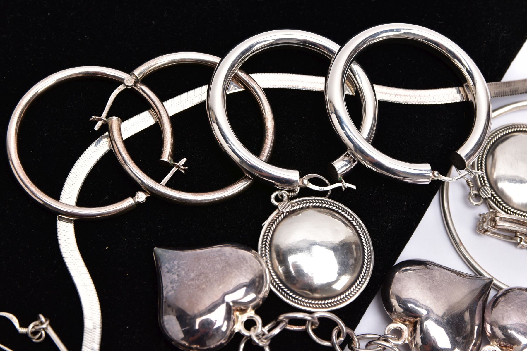 A BAG OF ASSORTED SILVER AND WHITE METAL JEWELLERY, to include a silver charm bracelet suspending - Image 4 of 5