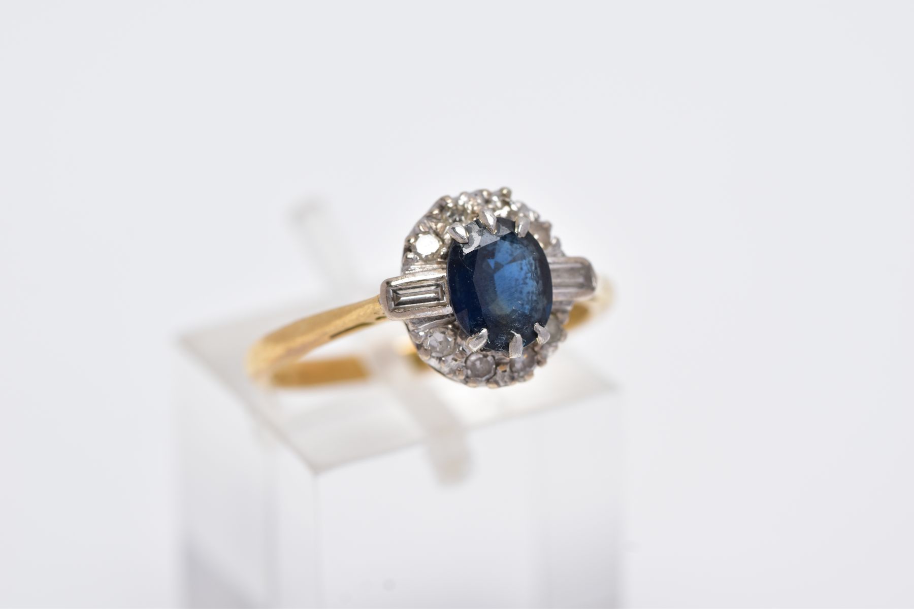 A LATE 20TH CENTURY 18CT GOLD SAPPHIRE AND DIAMOND OVAL CLUSTER RING, centring on a mixed cut - Image 4 of 4