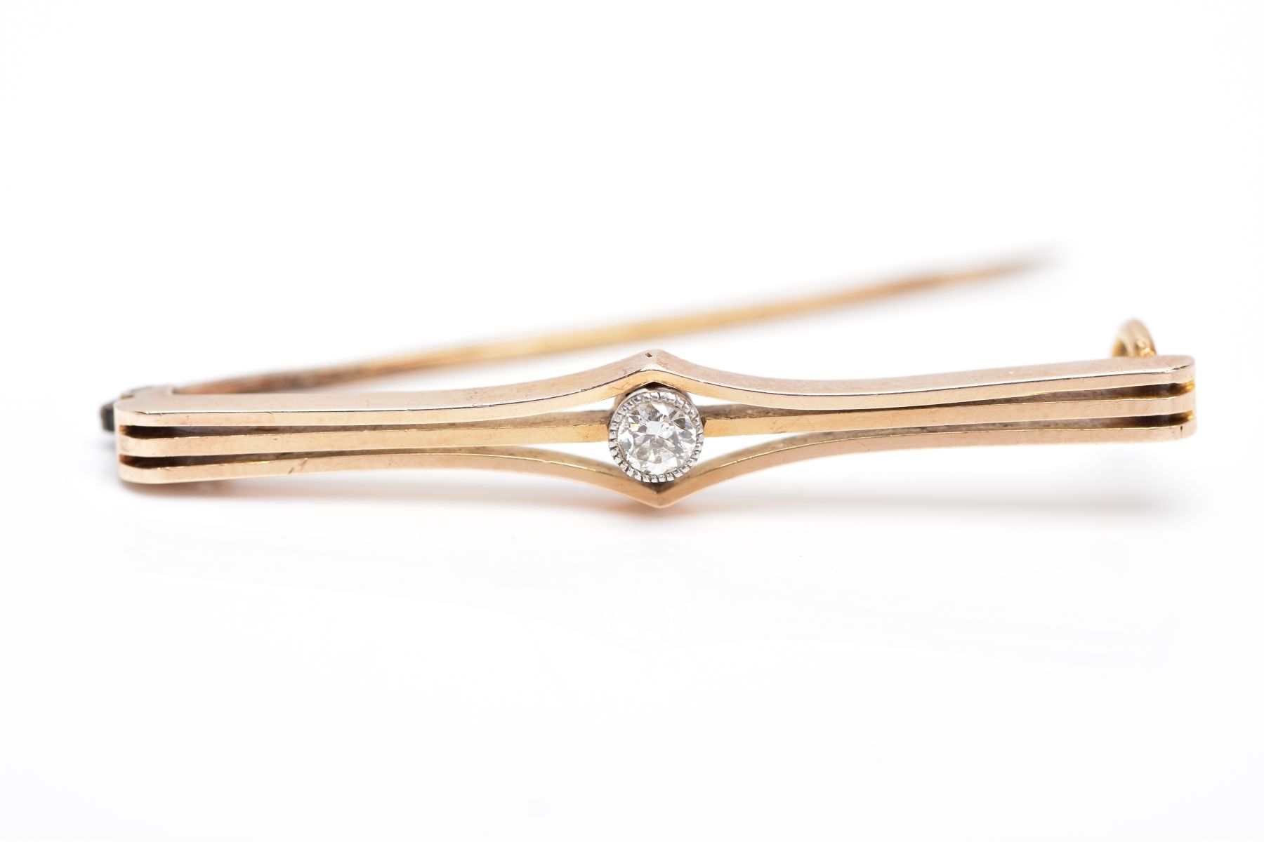 A YELLOW METAL DIAMOND BROOCH, openwork bar brooch set with a round brilliant cut diamond within a - Image 3 of 4