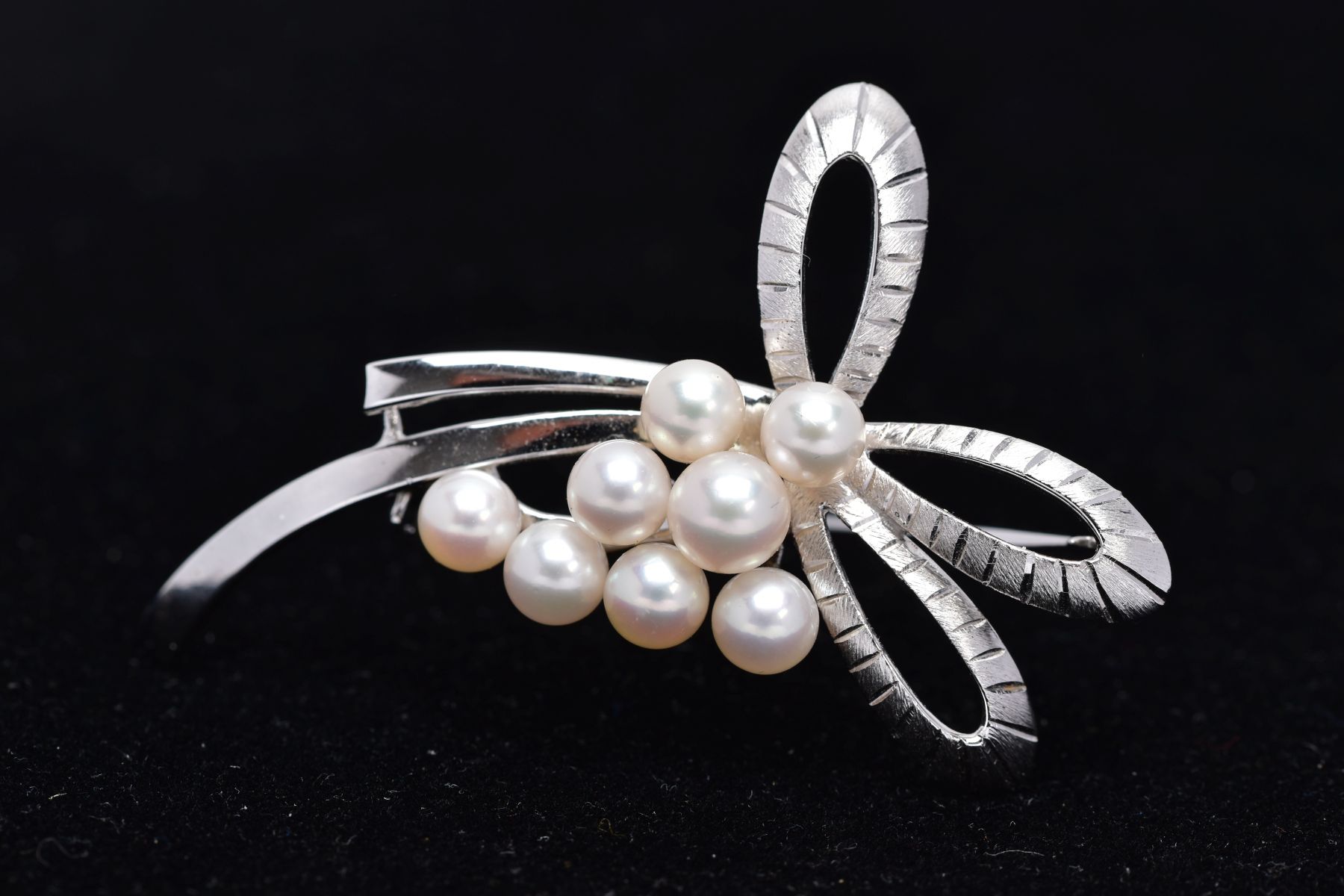 A MIKIMOTO CULTURED PEARL BROOCH, eight cultured pearls set to two arched scroll textured - Image 3 of 6