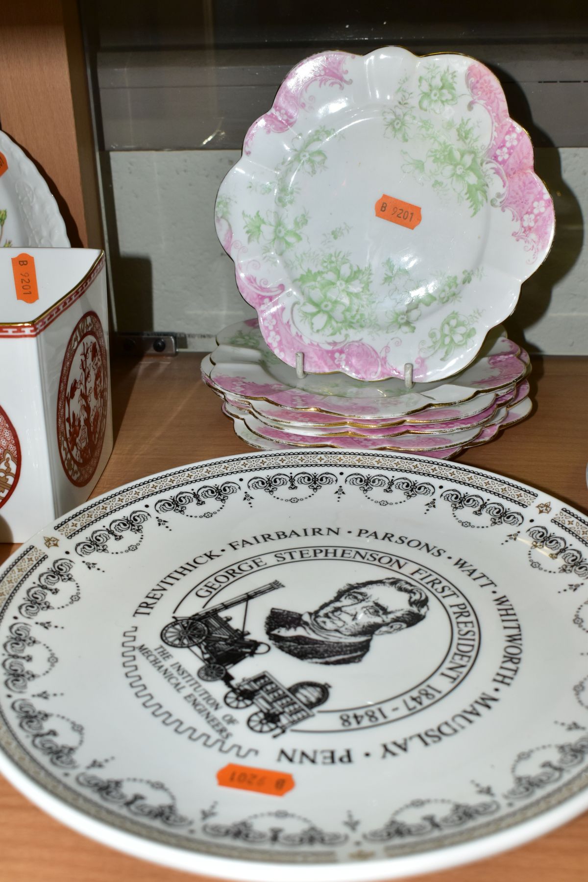 A QUANTITY OF ASSORTED CERAMICS AND GIFTWARE BY SPODE, COALPORT, ROYAL DOULTON, etc, including a - Image 5 of 13