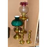 A TWIN BURNER BRASS OIL LAMP HAVING ETCHED GLASS WITH CRANBERRY GLASS FRILLED SHADE, including