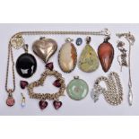 A BAG OF ASSORTED JEWELLERY ITEMS, to include a silver mounted jade pendant, fitted with a tapered