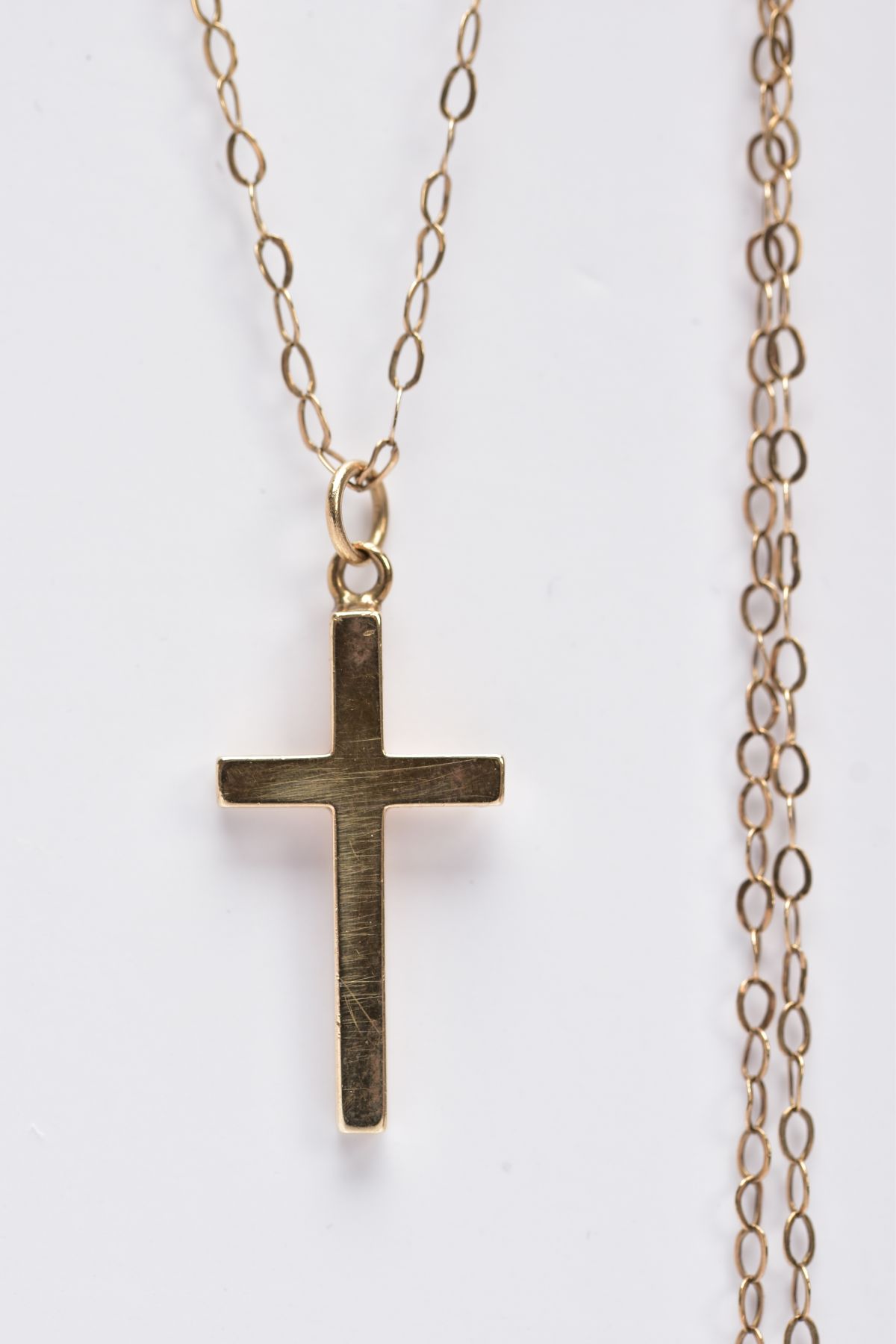 A 9CT GOLD CROSS PENDANT NECKLACE, the pendant of a plain polished design, hallmarked 9ct gold