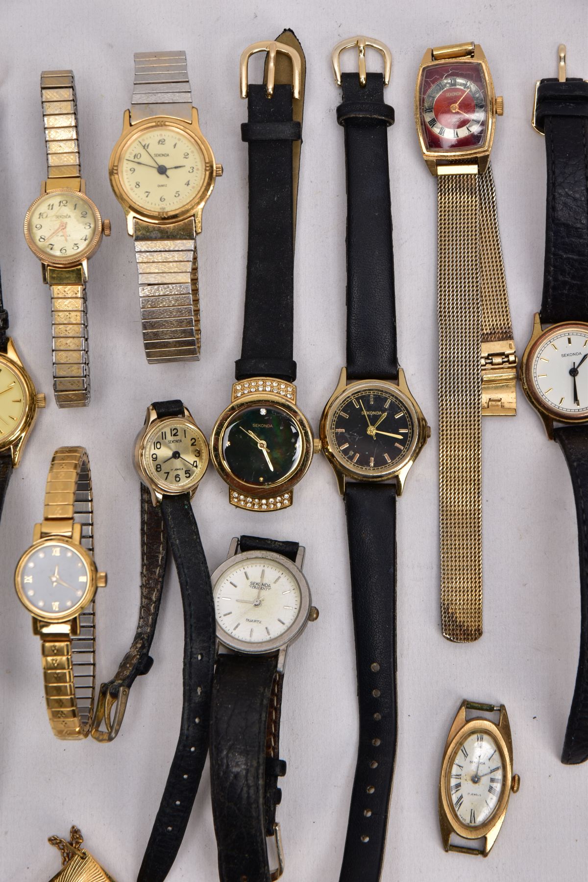 A BAG OF TWENTY 'SEKONDA' WRISTWATCHES AND A 'SEKONDA' WATCH FOB, mostly ladies quartz watches, of - Image 3 of 10