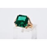 AN EARLY 20TH CENTURY 9CT GOLD SINGLE STONE GREEN PASTE RING, paste stone measuring approximately