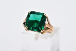 AN EARLY 20TH CENTURY 9CT GOLD SINGLE STONE GREEN PASTE RING, paste stone measuring approximately