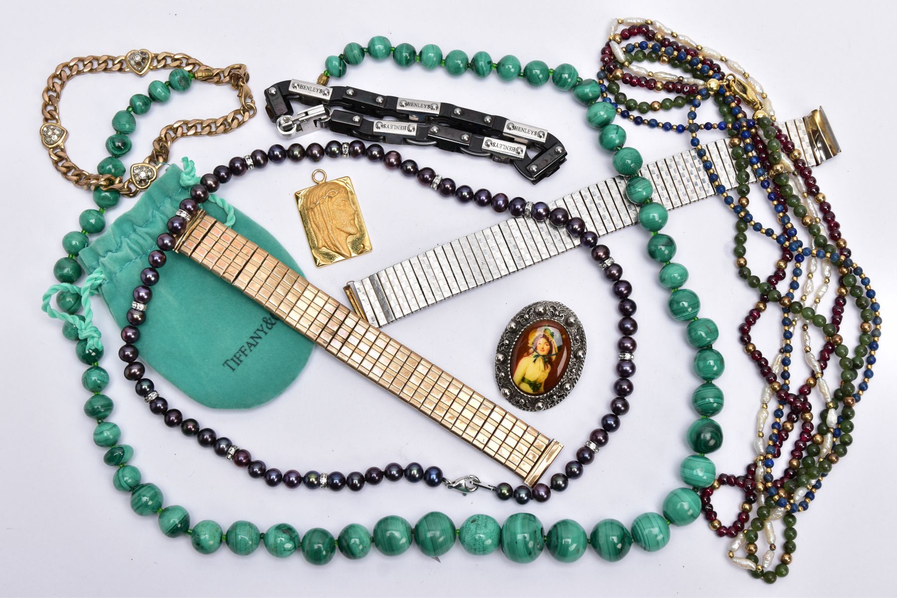 A BAG OF ASSORTED JEWELLERY, to include a graduated malachite bead necklace fitted with a screw