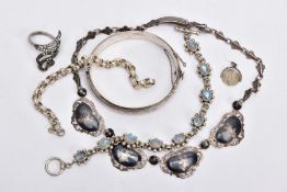 A SELECTION OF SILVER AND WHITE METAL JEWELLERY, to include a silver hinged bangle with a decorative