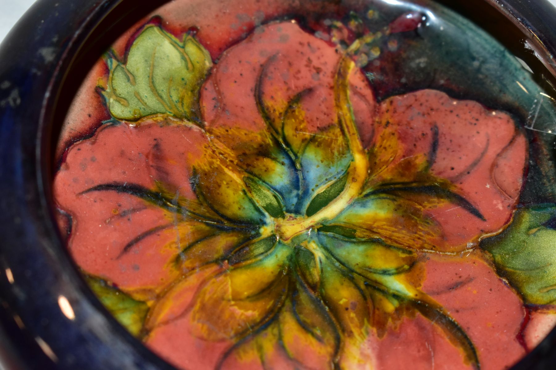 A MOORCROFT POTTERY LIPPED BOWL, Flambe Hibiscus pattern, impressed backstamp, diameter inside lip - Image 5 of 6