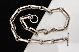 A WHITE METAL CHAIN, designed with elongated links interspaced with jump rings, fitted with a toggle