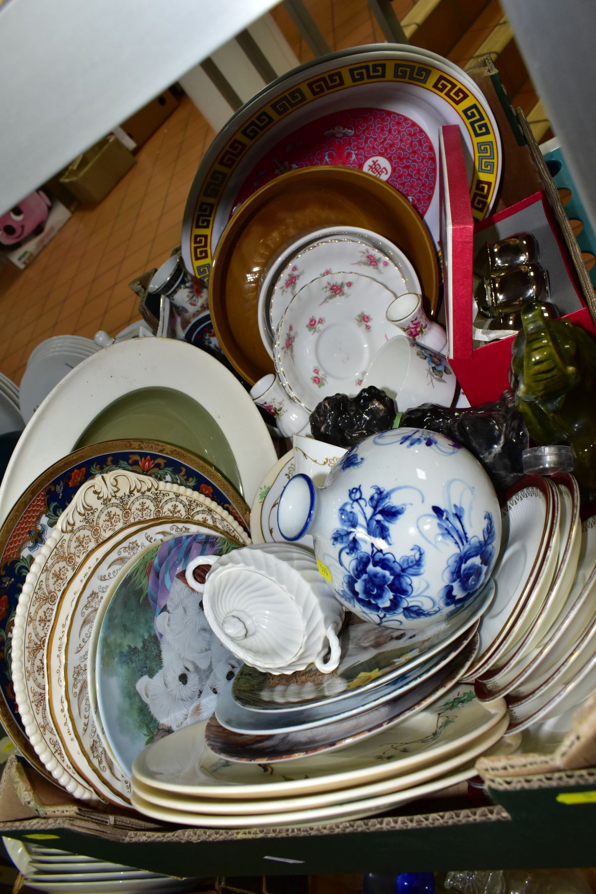 FIVE BOXES OF DINNER/TEA WARES AND GLASS etc, to include Wedgwood 'Anthea' plates and tureens, Royal - Image 4 of 11