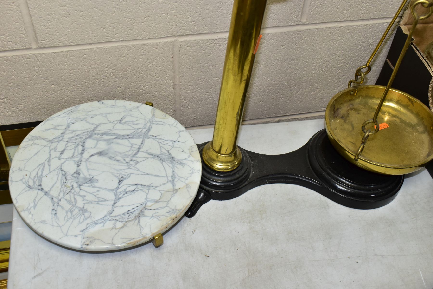 A SET OF CAST IRON AND BRASS W.T.AVERY 'AGATE' BALANCE SCALES, no weights but otherwise appear - Bild 2 aus 10