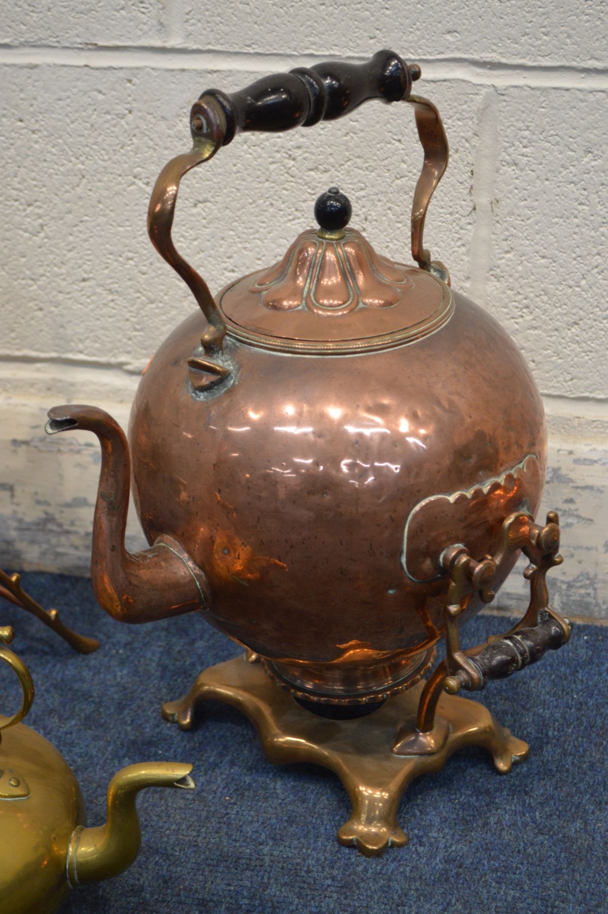 TWO COPPER SPIRIT KETTLES, on stands, one missing burner, and a brass kettle (3) - Bild 2 aus 3