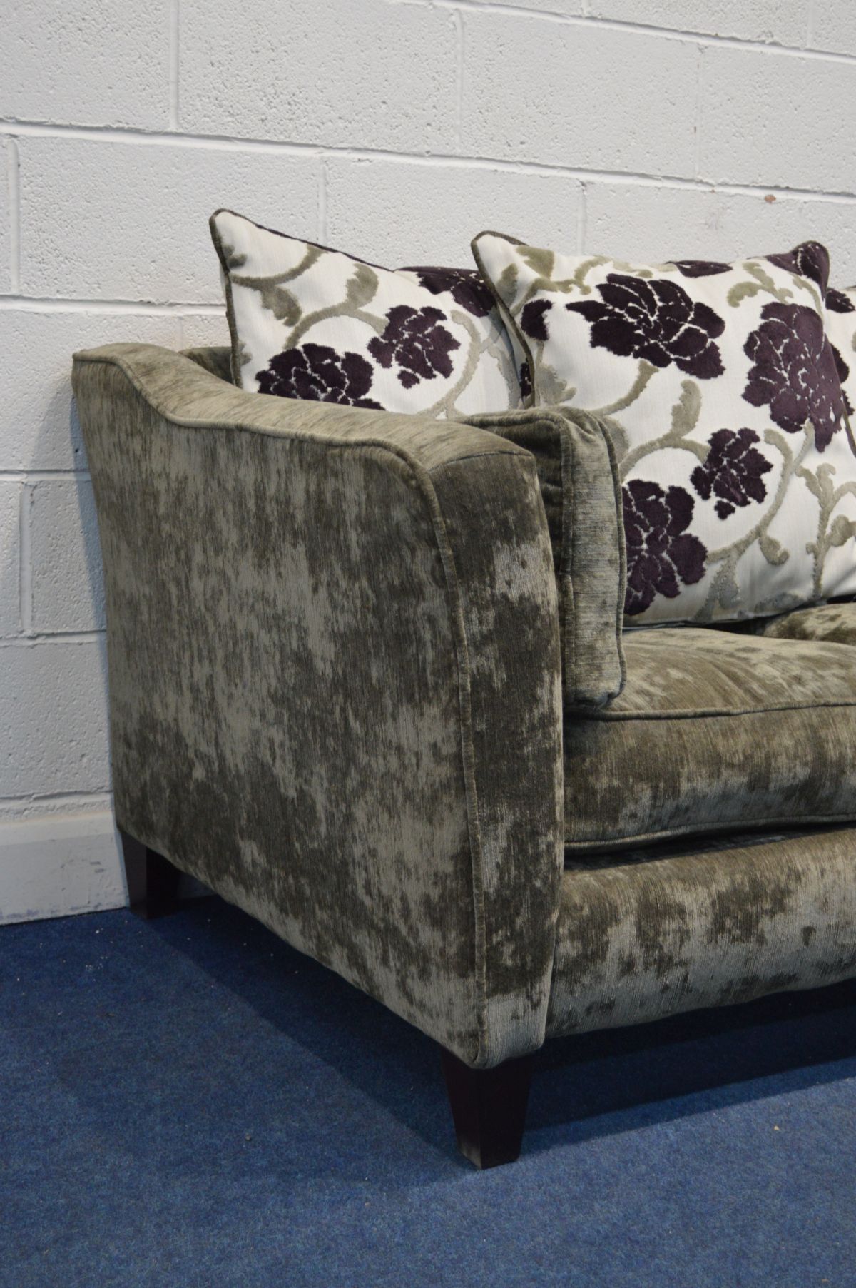 A GREY UPHOLSTERED TWO SEATER SETTEE, with floral back cushions (very good condition) - Image 2 of 4