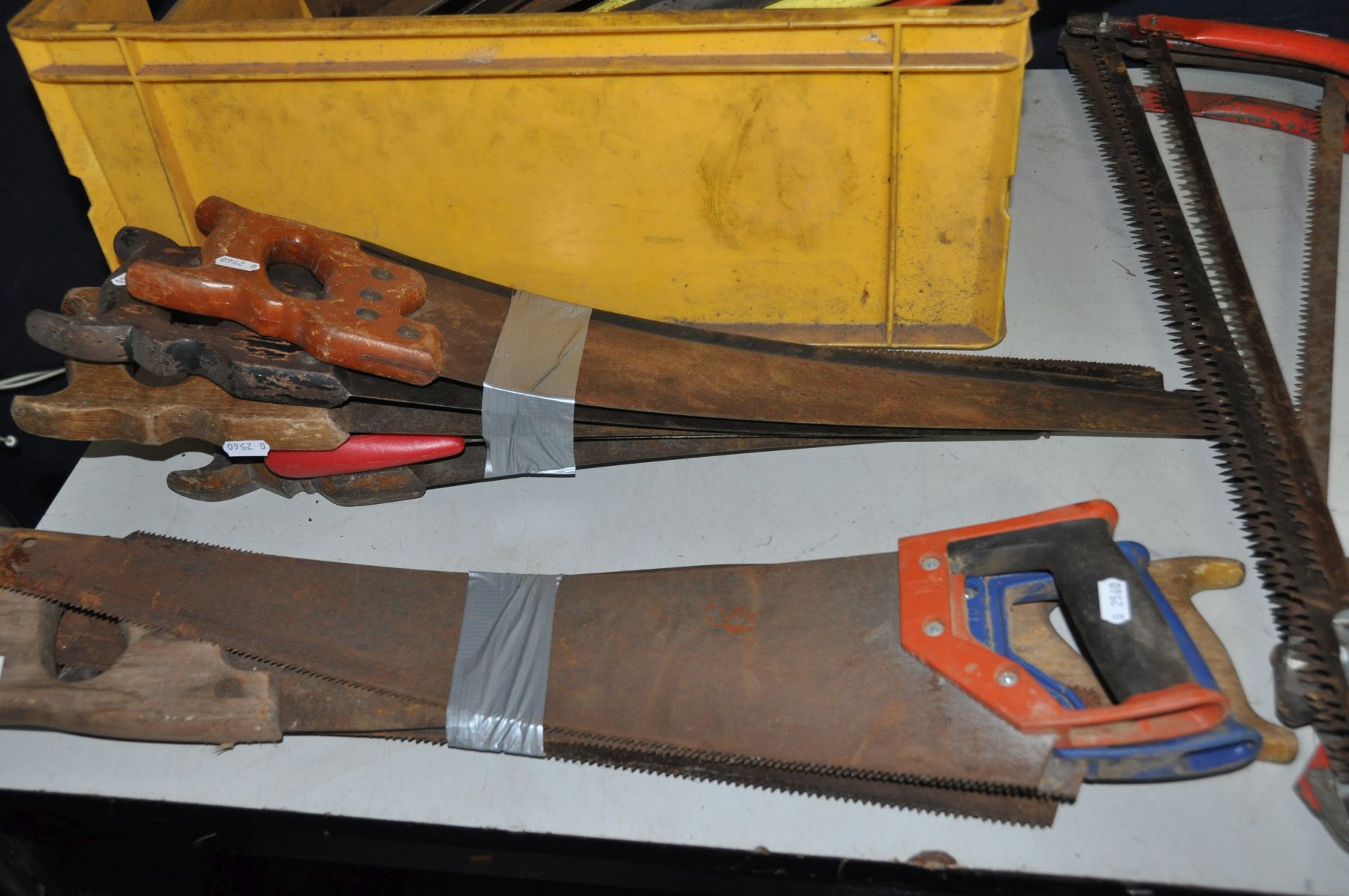 A LARGE QUANTITY OF SAWS AND LAWN EDGE CLIPPERS including vintage and modern cross cut ,rip ,bow - Image 3 of 5