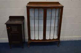 AN EARLY 20TH CENTURY OAK TWO DOOR CHINA CABINET, width 90cm x depth 33cm x height 125cm with two