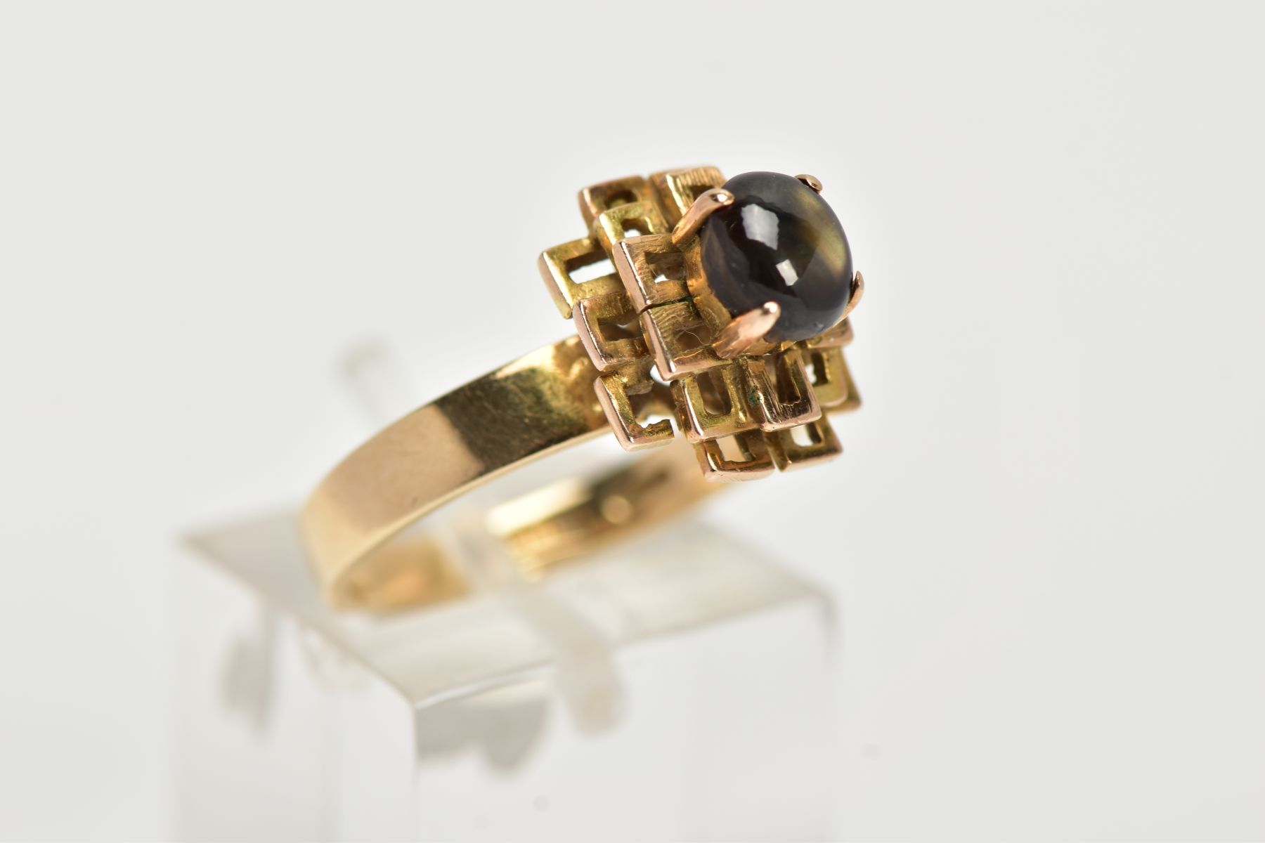 A YELLOW METAL SAPPHIRE CABOCHON RING, designed with a raised claw set sapphire cabochon, upon an - Image 4 of 4