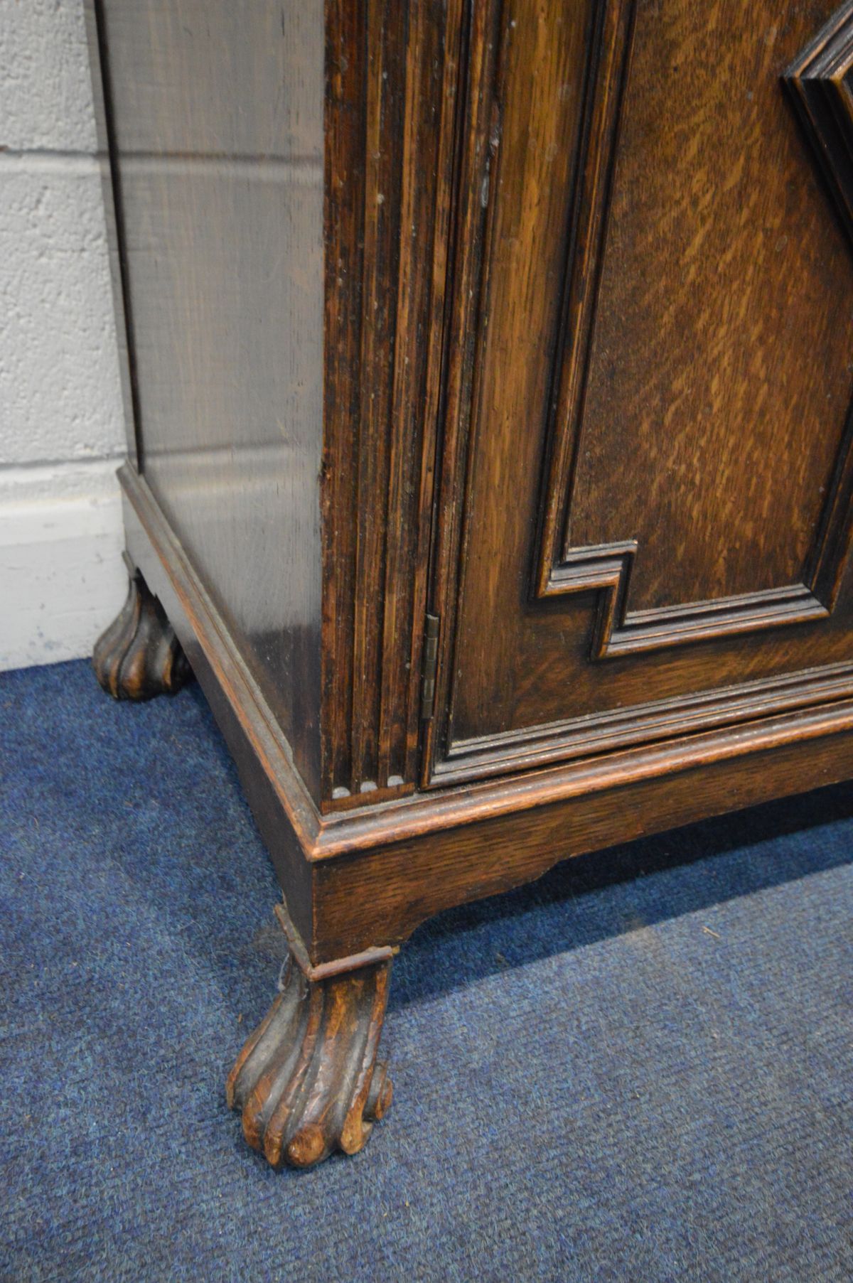 AN EARLY 20TH CENTURY OAK GEOMETRIC DRESSER, the top with two cupboard doors flanking an - Image 4 of 4