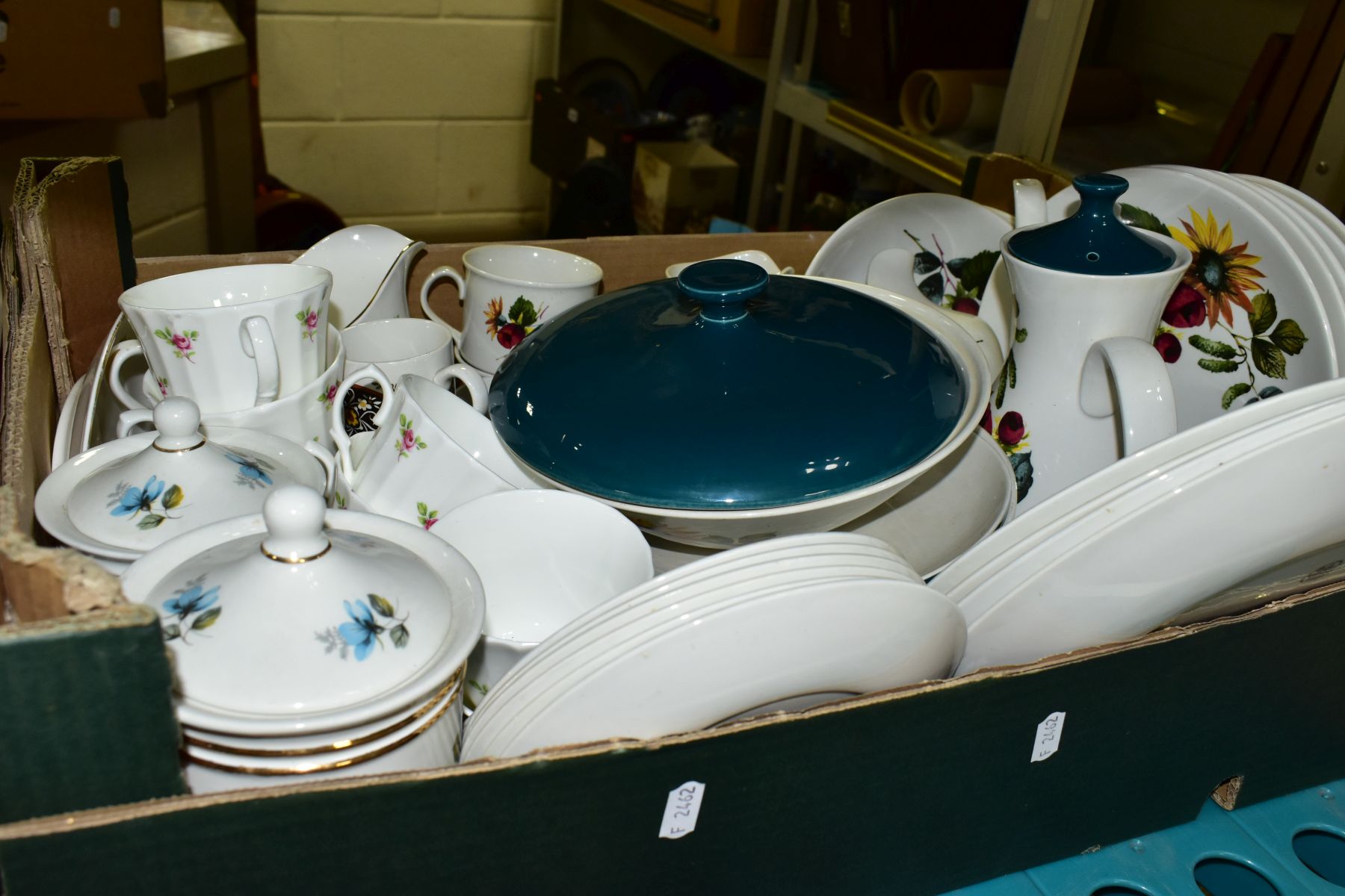 FIVE BOXES OF DINNER/TEA WARES AND GLASS etc, to include Wedgwood 'Anthea' plates and tureens, Royal - Image 10 of 11