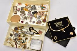 AN 'ESTEE LAUDER' CREAM JEWELLERY BOX WITH CONTENTS AND A 'MONET' NECKLET, the one draw lidded