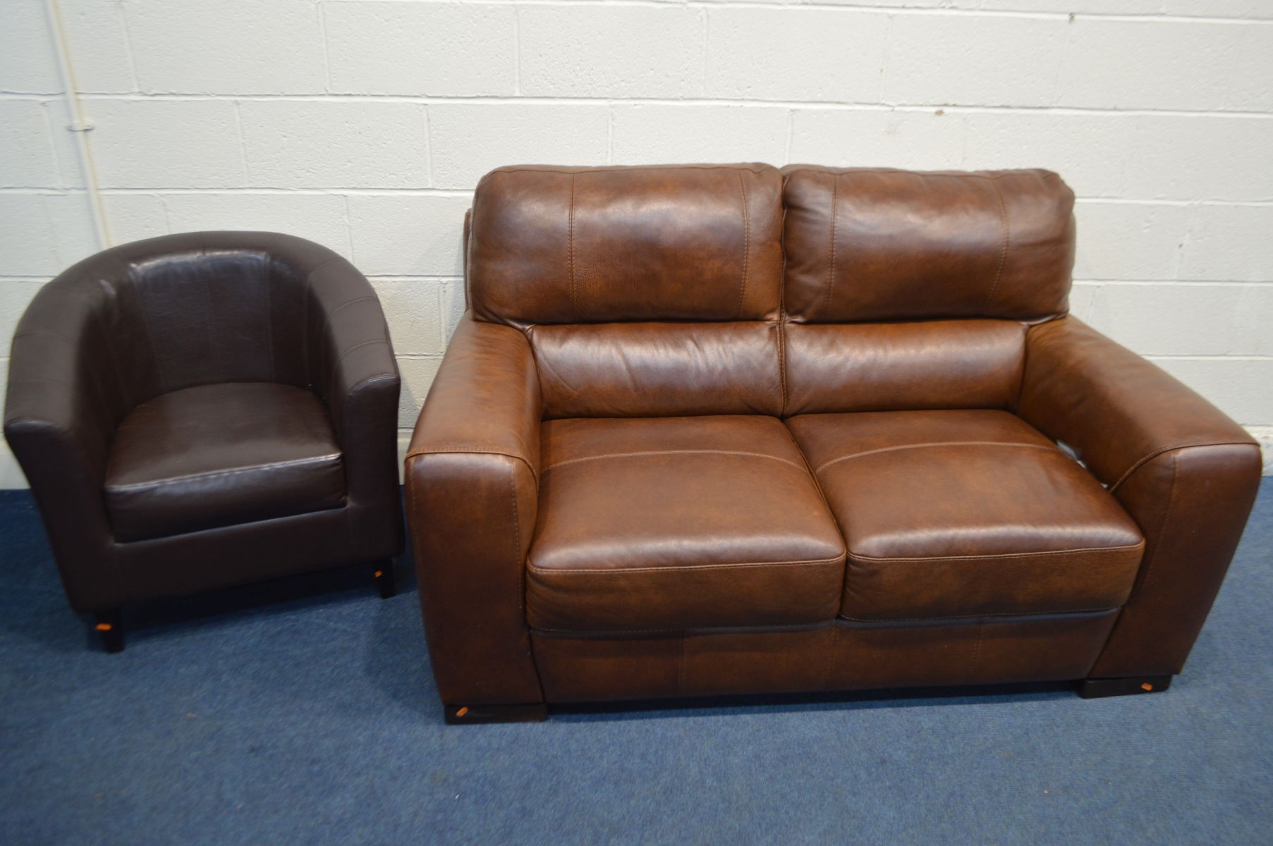 A BROWN LEATHER SISI ITALIA SETTEE, width 163cm, width inner width 118cm x depth 100cm, together