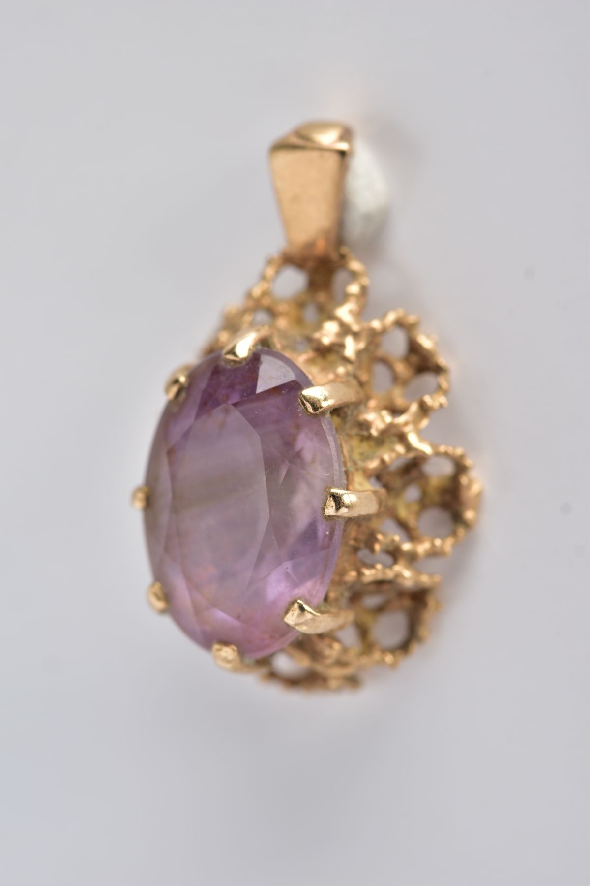 A 9CT GOLD AMETHYST PENDANT, of an oval form, claw set oval cut amethyst, within an openwork rope - Image 2 of 5