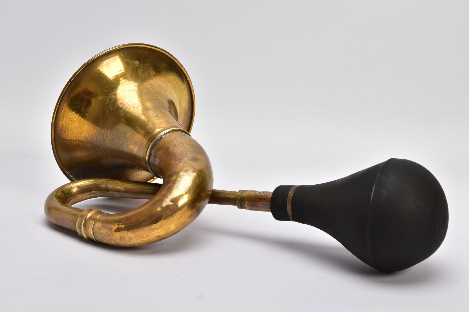 A BRASS AND RUBBER CAR HORN, circa 1910-20, in working order, replacement rubber, length - Bild 4 aus 6