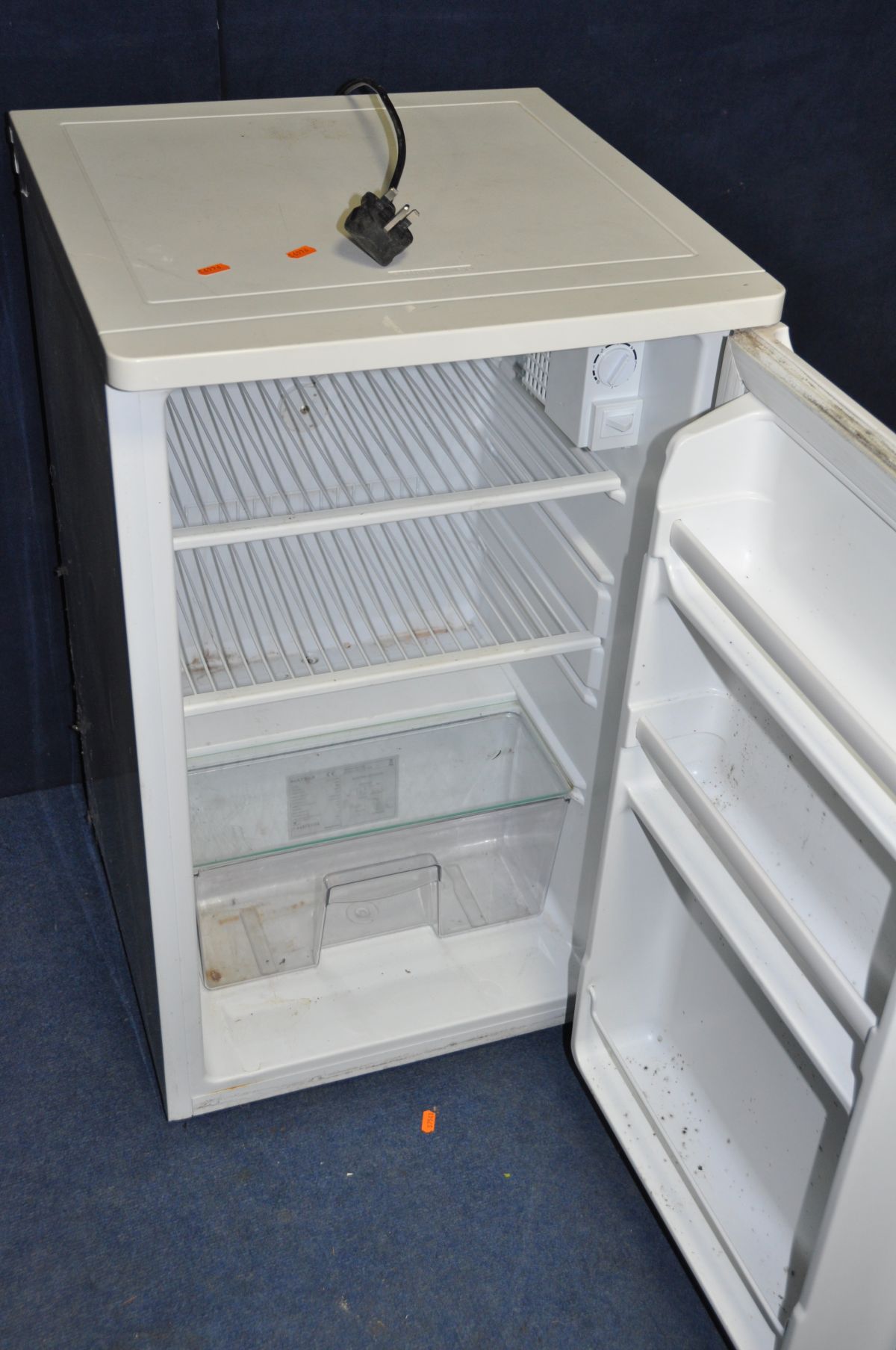 A MATSUI UNDER COUNTER FRIDGE 50cm wide (PAT pass and working at 5 degrees) - Image 2 of 2