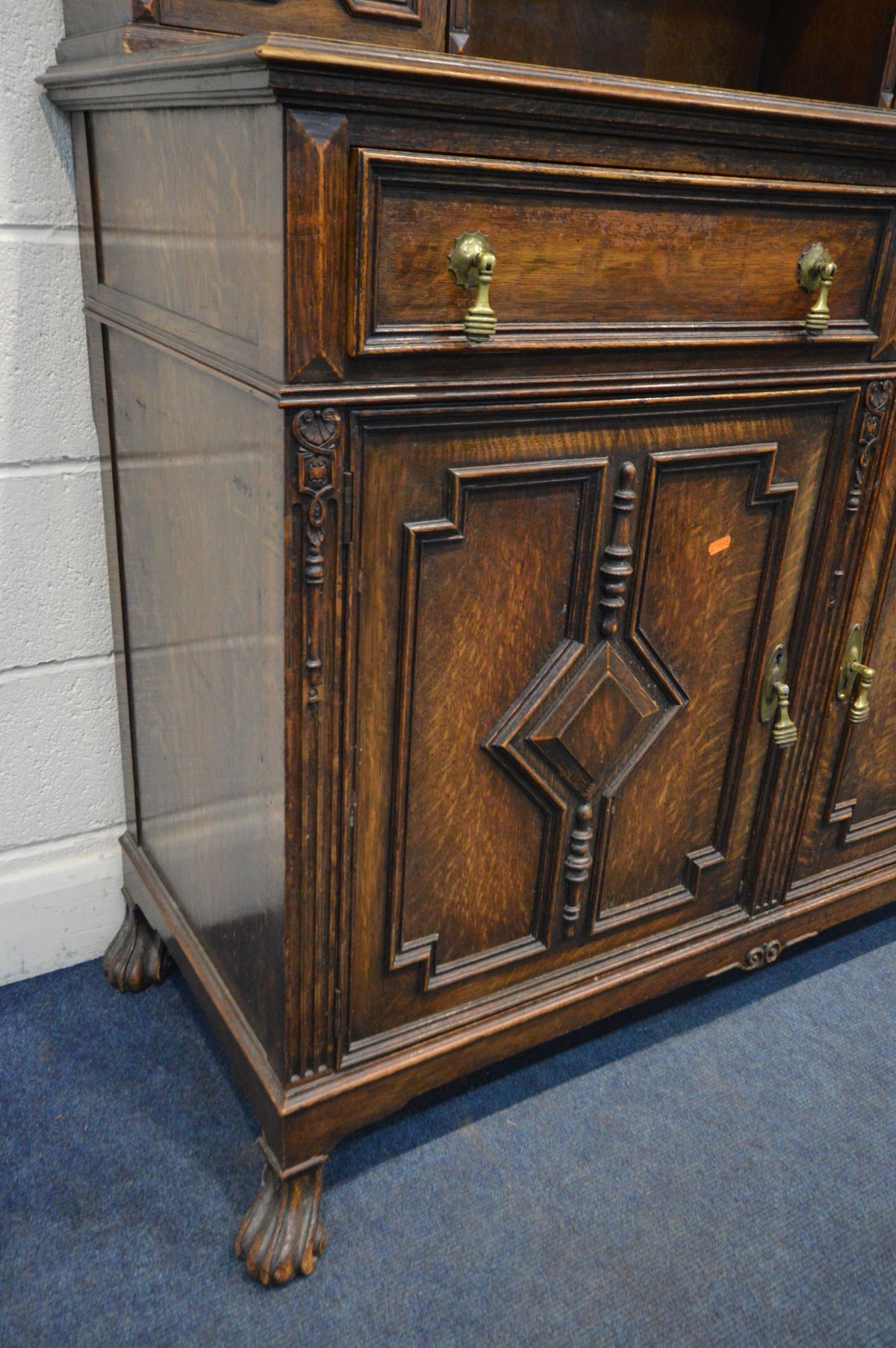 AN EARLY 20TH CENTURY OAK GEOMETRIC DRESSER, the top with two cupboard doors flanking an - Image 3 of 4