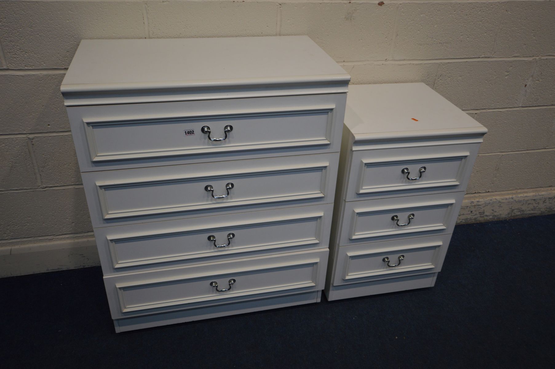 A MODERN WHITE CHEST OF FOUR DRAWERS, and a matching three drawer bedside cabinet (2)