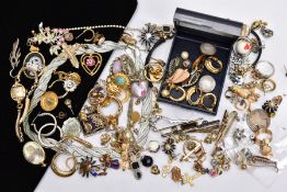 A BAG OF ASSORTED JEWELLERY AND ITEMS, to include a rolled gold cross pendant, a ladies gold-