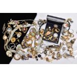 A BAG OF ASSORTED JEWELLERY AND ITEMS, to include a rolled gold cross pendant, a ladies gold-